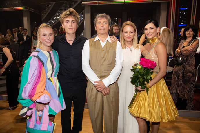 David Prachař s částí své velké rodiny: druhá zprava současná manželka Linda Rybová, první zleva dcera z prvního manželství s Danou Batulkovou, Mariana Prachařová, syn František Prachař a David Prachař. Všichni jej přišli podpořit v taneční soutěži StarDance. 