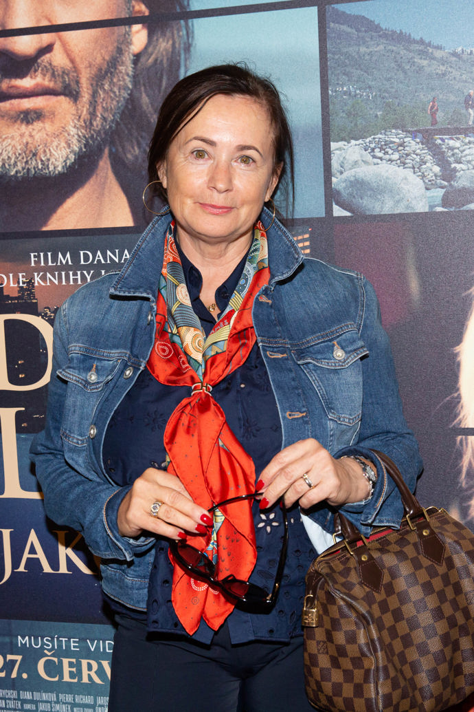 Fotky dělí pár hodin - je patrné, že blondýnka je nadobro pryč, přichází černovláska. 