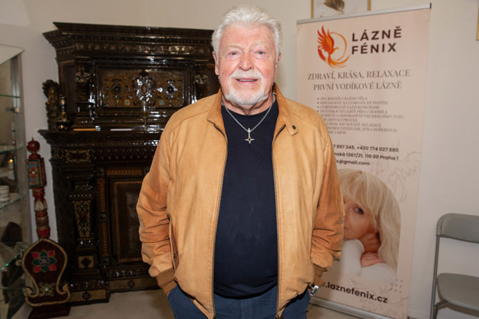 Je stále velmi aktivní, sportuje, koncertuje a pečuje o svůj krásný domov, který sdílí s manželkou Danou.