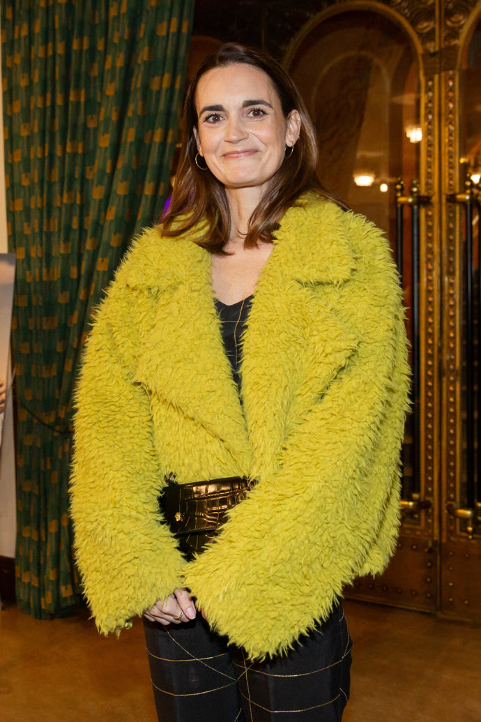 Oversize zkrácený kabátek moderátorka nosí se základními kousky, které rázem oživí.