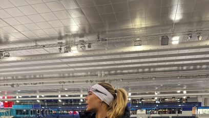 FOTO: V přiléhavé kombinéze vyniknou její křivky.