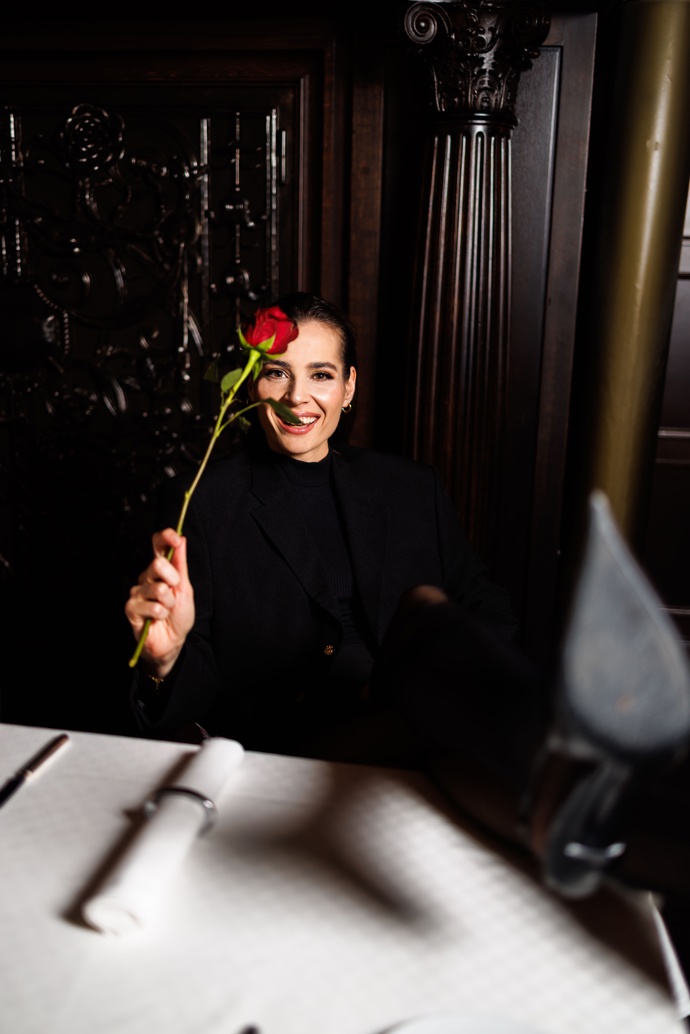 Lucie Hlaváčková s růží.