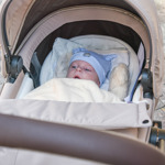 Malý Arnold je zvyklý na pravidelné dávky maminky mlíčka. 