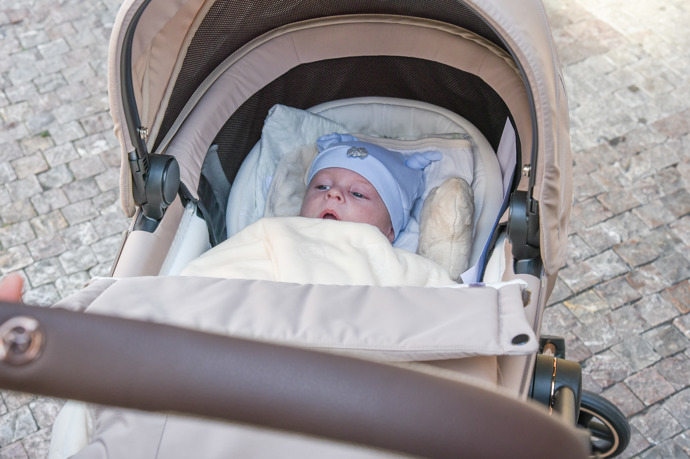 Malý Arnold je zvyklý na pravidelné dávky maminky mlíčka. 