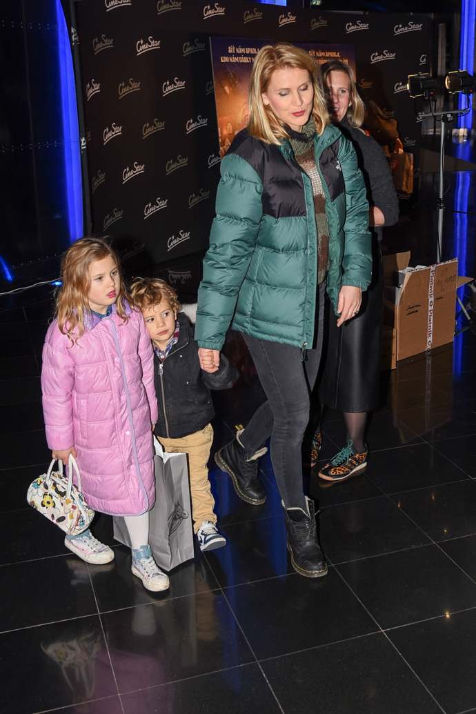 Leontýnka přišla do kina v růžové bundičce a s bílou kabelkou jako velká slečna.