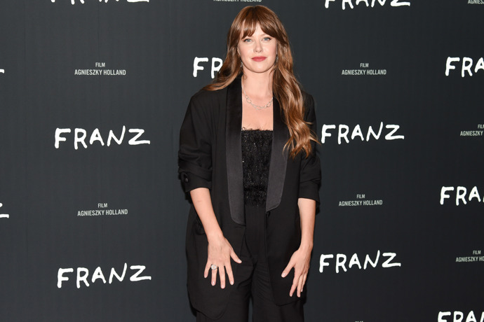 Naopak delší dobu zůstávají ofině věrně herečka Jenovéfa Boková...