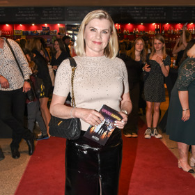 Zpěvačka Leona Machálková kombinuje výraznou sukni s elegantními, nadčasovými kousky.