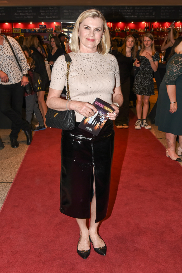 Zpěvačka Leona Machálková kombinuje výraznou sukni s elegantními, nadčasovými kousky.