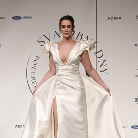 Cukrářka Besky předvedla na mole dva druhy šatů. Jedny s vysokým rozparkem a hlubokým výstřihem...