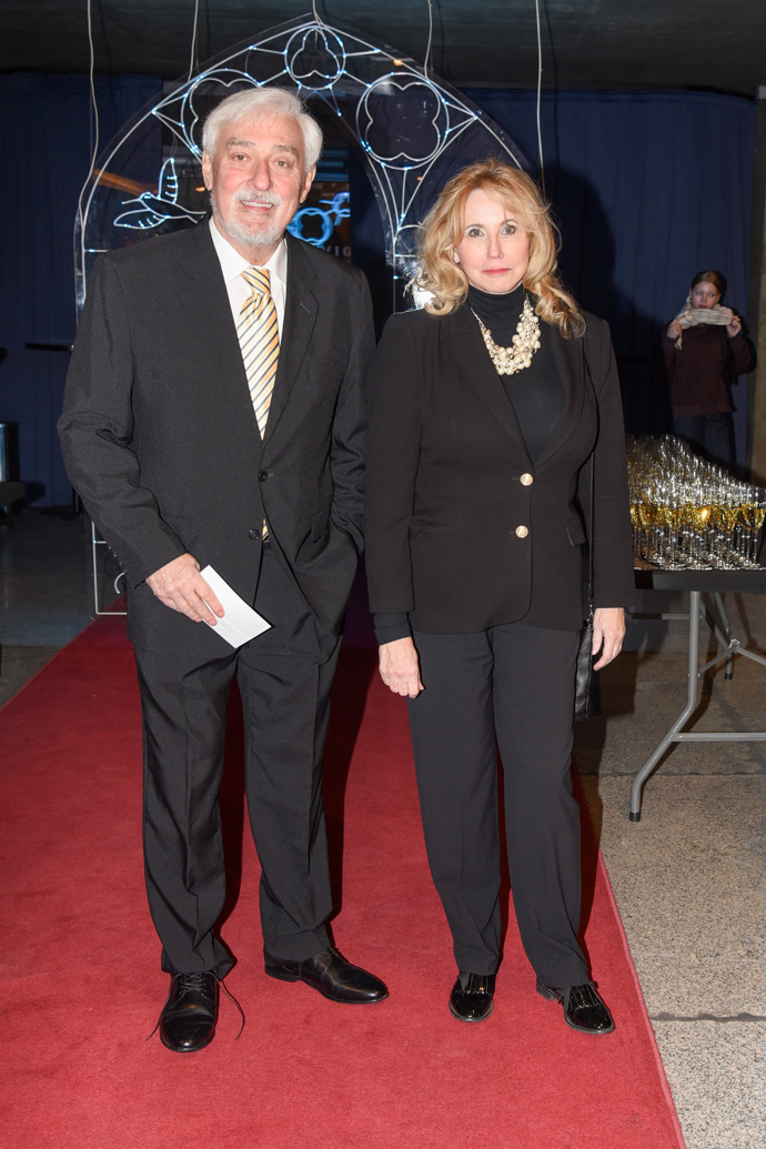 Paní Jiřina neoblékla šaty, ale černé kalhoty, černý propínací svetřík, a outfit ozvláštnila masivním zlatým náhrdelníkem. 