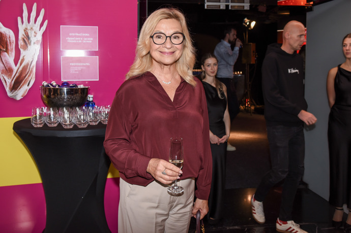 Herečka Jana Paulová se nevyhýbá barvám ani v soukromí a jejím oblíbeným kouskem v šatníku jsou, jak sama potvrdila, kalhoty.