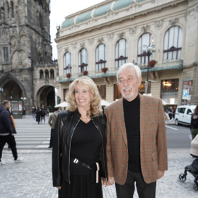 Ruku v ruce před Divadlem Hybernia manželé pózovali už před pár měsíci a byli dokonale barevně sladěni.