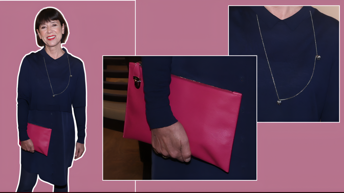 Barev se nebojte ani po 70: Andrea Bartošková rozsvítila tmavé šaty zářivou kabelkou 