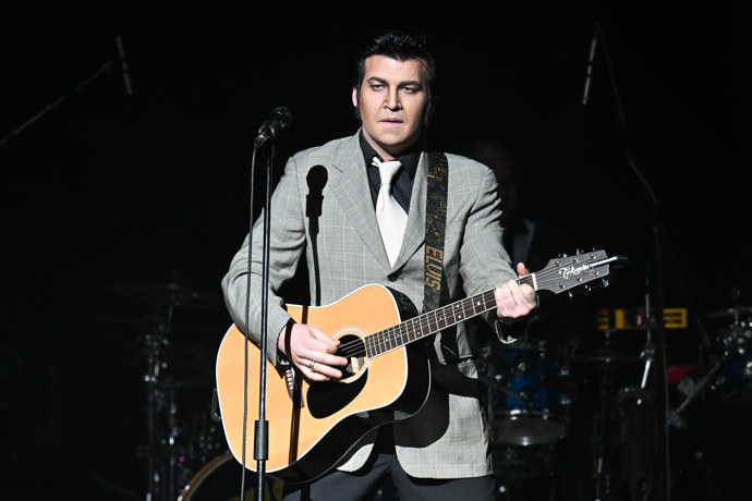 Velkolepé show se ujal „český Elvis“ Jakub Machulda.