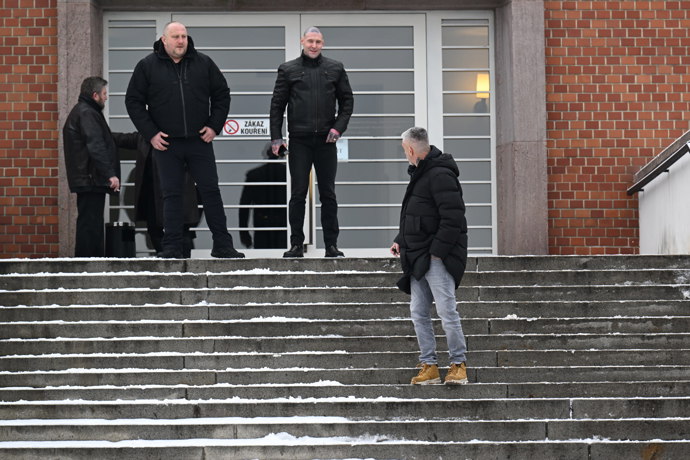 Matouš Rajmont byl u brněnského krematoria jako první. Právě zde proběhne poslední rozloučení s Pavlem Nečasem.