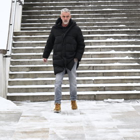 Matouš Rajmont byl u brněnského krematoria jako první. Právě zde proběhne poslední rozloučení s Pavlem Nečasem.