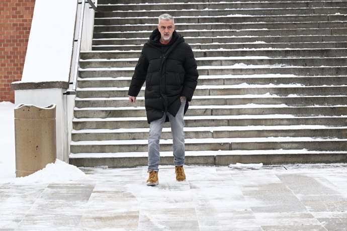 Matouš Rajmont byl u brněnského krematoria jako první. Právě zde proběhne poslední rozloučení s Pavlem Nečasem.