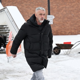 Matouš Rajmont byl u brněnského krematoria jako první. Právě zde proběhne poslední rozloučení s Pavlem Nečasem.