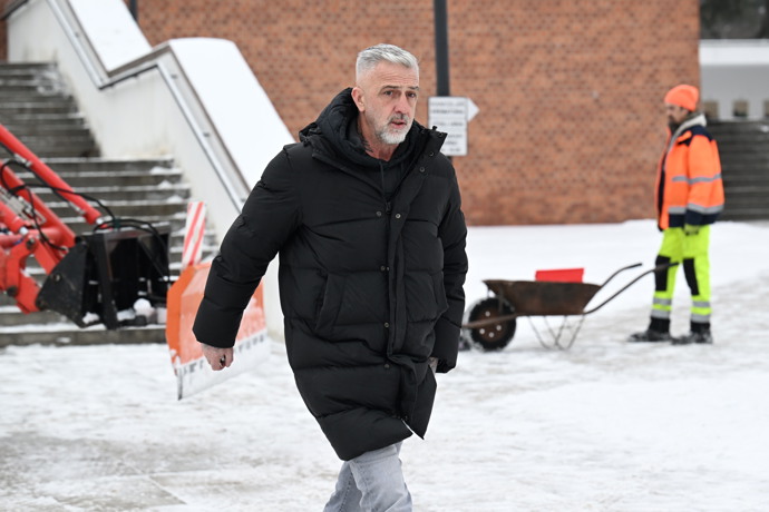 Matouš Rajmont byl u brněnského krematoria jako první. Právě zde proběhne poslední rozloučení s Pavlem Nečasem.