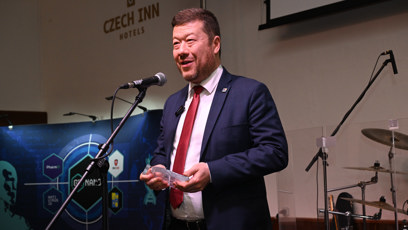 FOTO: Tomio Okamura na plese Spolu s hasiči.