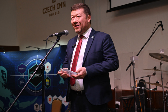 Tomio Okamura na plese Spolu s hasiči. 