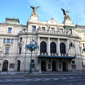 V Divadle na Vinohradech Nečas účinkoval.