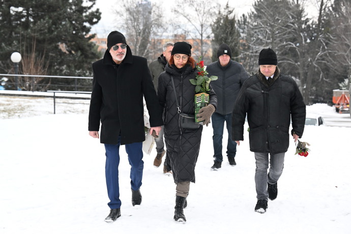 Rodina a přátelé se přišli naposledy rozloučit s Pavlem Nečasem. Mezi prvními smutečními hosty byl herec David Suchařípa.
