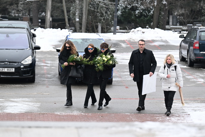 Rodina a přátelé se přišli naposledy rozloučit s Pavlem Nečasem. 