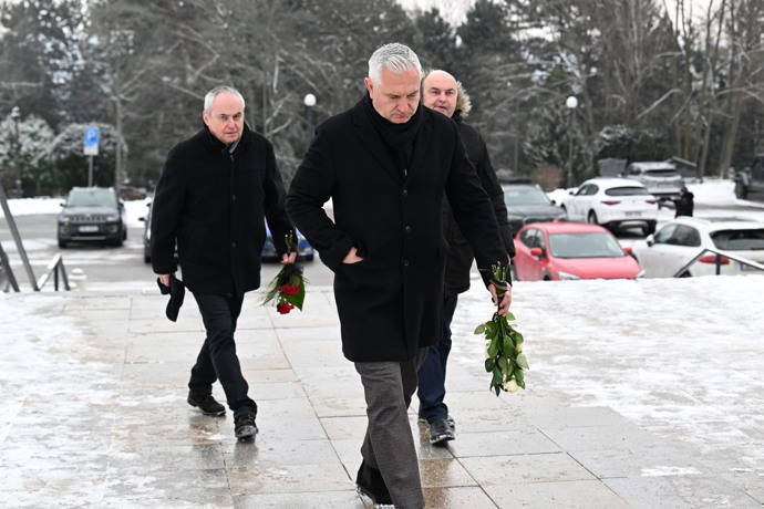 Rodina a přátelé se přišli naposledy rozloučit s Pavlem Nečasem. 