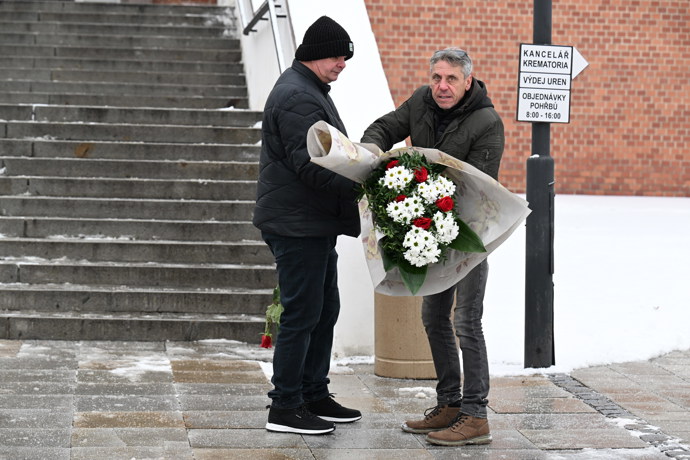 Rodina a přátelé se přišli naposledy rozloučit s Pavlem Nečasem. 