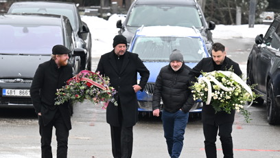 FOTO: Rodina a přátelé se přišli naposledy rozloučit s Pavlem Nečasem. Mezi smutečními hosty nechybí Jakub Voráček.