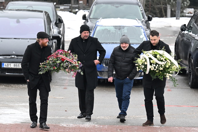 Rodina a přátelé se přišli naposledy rozloučit s Pavlem Nečasem. Mezi smutečními hosty nechybí Jakub Voráček.
