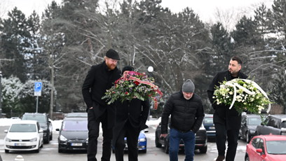 FOTO: Rodina a přátelé se přišli naposledy rozloučit s Pavlem Nečasem. Mezi smutečními hosty nechybí Jakub Voráček.