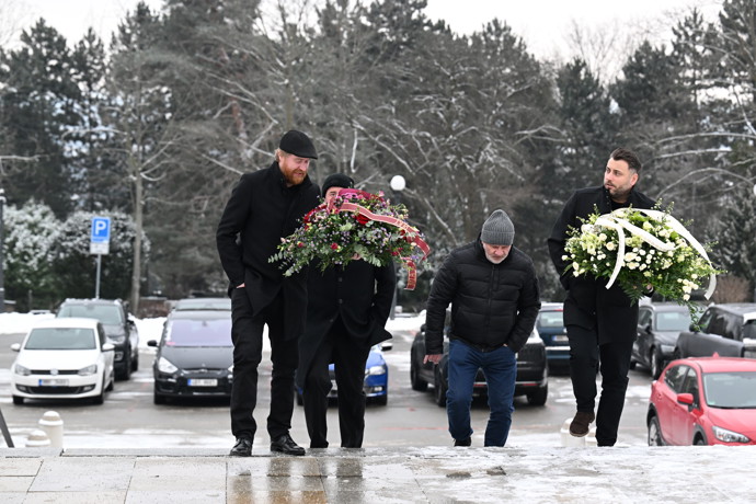 Rodina a přátelé se přišli naposledy rozloučit s Pavlem Nečasem. Mezi smutečními hosty nechybí Jakub Voráček.