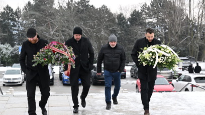 FOTO: Rodina a přátelé se přišli naposledy rozloučit s Pavlem Nečasem.  Mezi smutečními hosty nechybí Jakub Voráček.