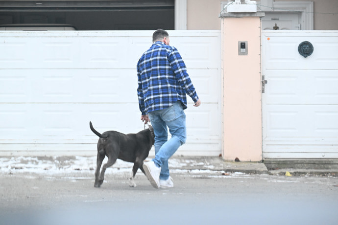 Tomáš Lundák jezdí venčit pejska. 