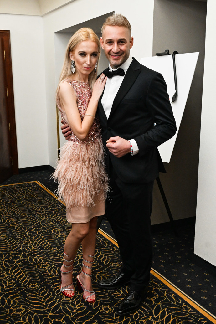 Sámer Issa přišel se svou partnerkou.