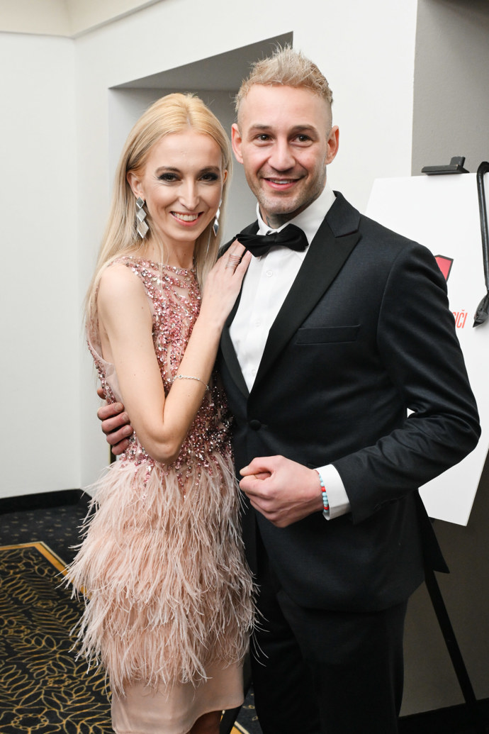 Sámer Issa vypadá vedle partnerky šťastně.