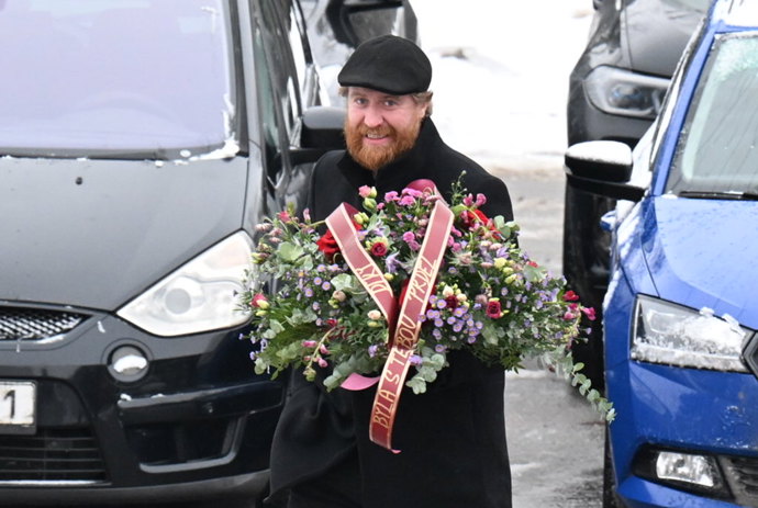 Rodina a přátelé se přišli naposledy rozloučit s Pavlem Nečasem.  Mezi smutečními hosty nechybí Jakub Voráček, který přinesl obří kytici.