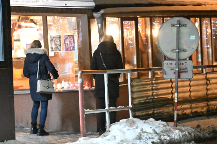 Restaurace měla na oknech vyvěšené fotky Pavla Nečase.