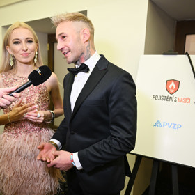 Sámer Issa a jeho krásná partnerka.