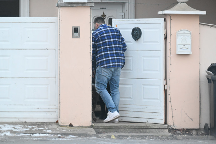 Tomáš Lundák se stará o zvířátka Karlose Vémoly. Policie projednávala, zda se bijec nedopustil týrání. Nakonec se věc projednává jen jako přestupek.