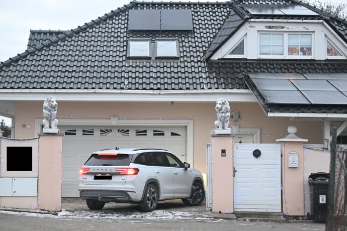 Tomáš Lundák dohlíží na obydlí Karlose Vémoly a Lely Ceterové. 