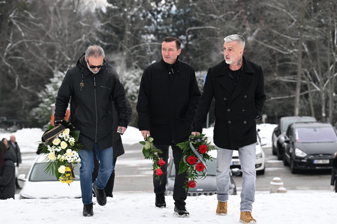 Vladimír Šmicer s Matoušem Rajmontem nesou růže.