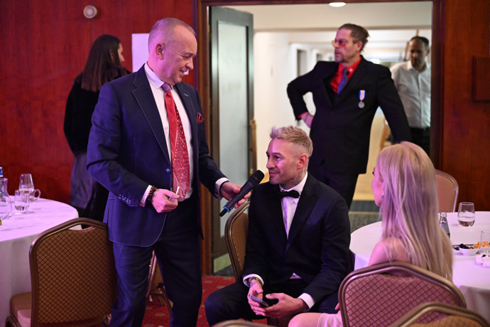 Nechal mluvit i Sámera.