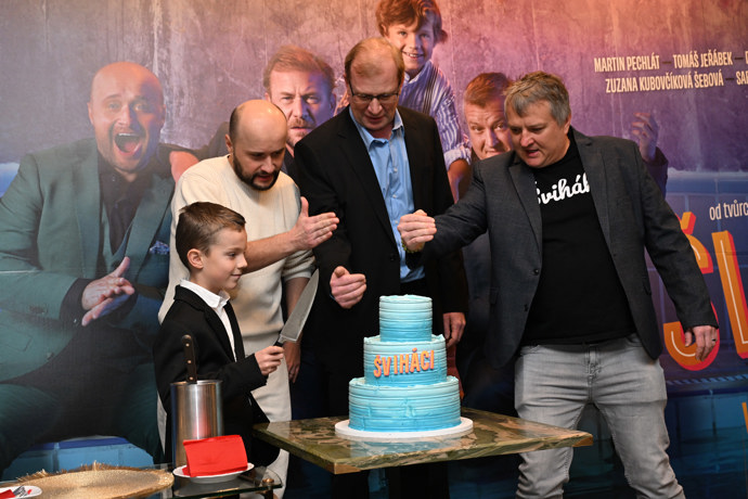 Tomáš Jeřábek a ostatní herci z filmu.