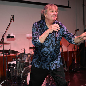 Stanislav Hložek zazpíval na plese. 