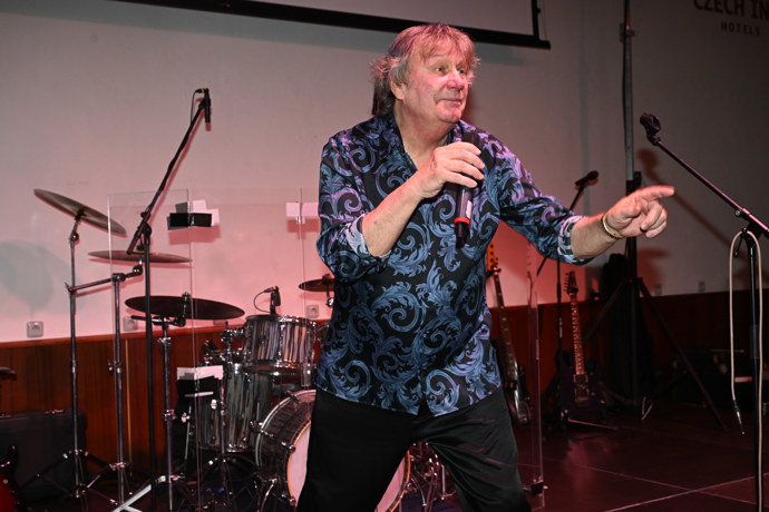 Stanislav Hložek zazpíval na plese. 