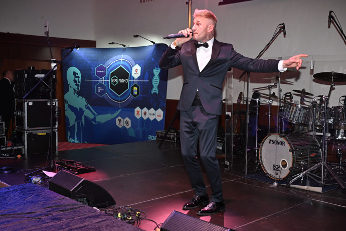 Sámer Issa zazpíval.