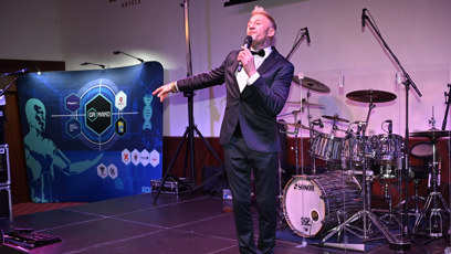 FOTO: Sámer Issa zapíval.